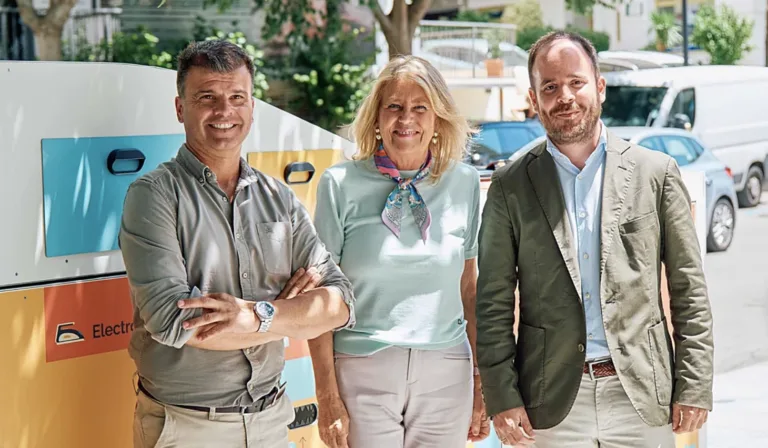 Ángeles Muñoz och Diego López visar upp de nya permanenta återvinningscentralerna.