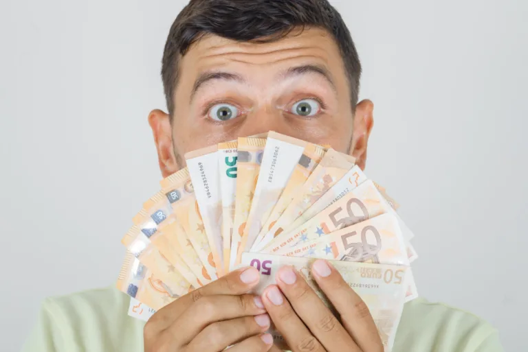 Man spenderar pengar